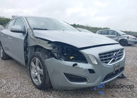 2013 Volvo S60 T5/T5 Platinum/T5 Premier/T5 Premier Plus z USA, uszkodzony, nr VIN YV1612FS3D2187363
